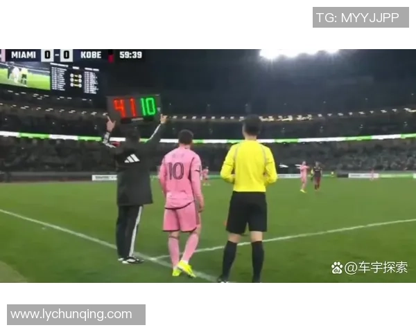 足球明星下大巴瞬间曝光引发球迷热议精彩画面尽在其中